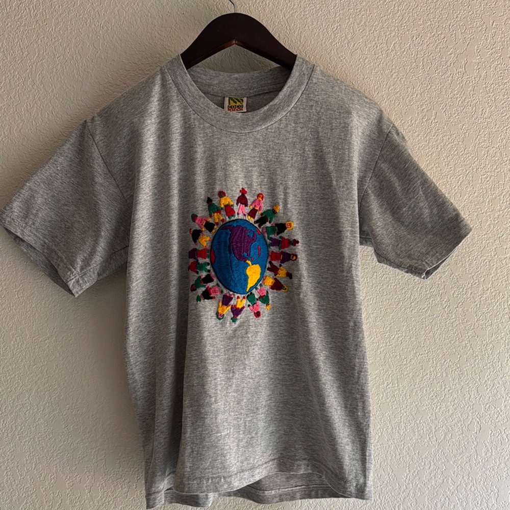 Vintage t-shirt heal the world yarn knit family Earth day together 100% cotton